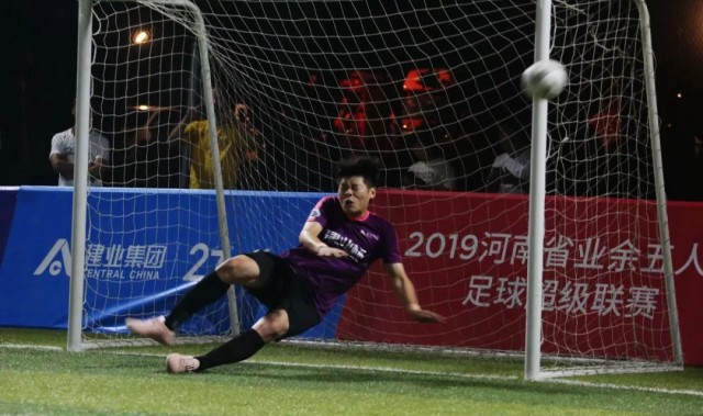  朗斯门将弗兰科夫斯基神扑连拒三点球惊艳全场  