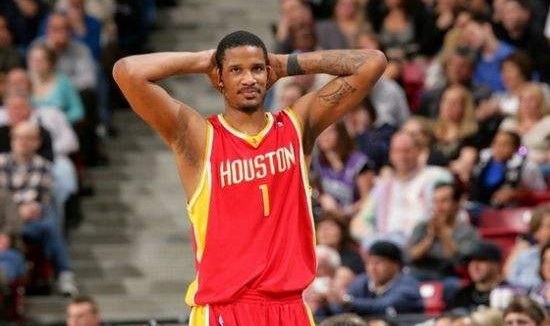  奥格斯堡攻防转换流畅，团队配合成就精彩胜利