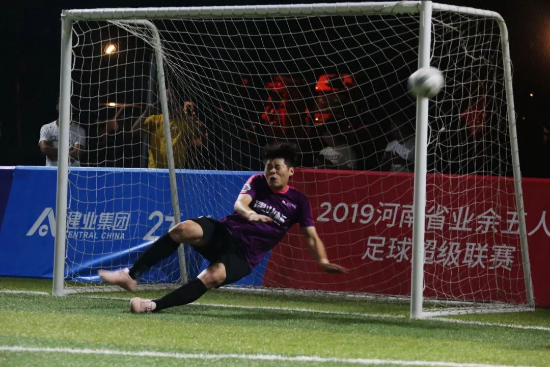  朗斯门将弗兰科夫斯基神扑连拒三点球惊艳全场  